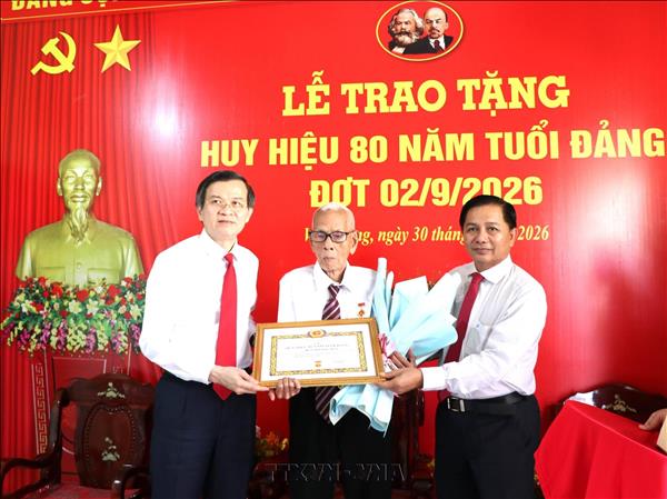 Trao Huy hiệu 80 năm tuổi Đảng cho hai đảng viên lão thành tại Vĩnh Long