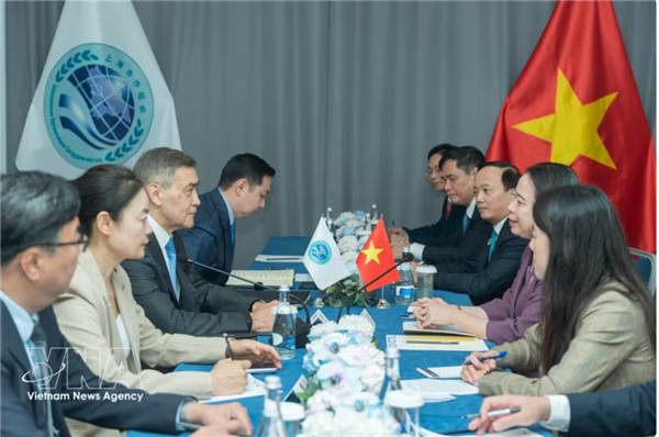 La vice-présidente Vo Thi Anh Xuan rencontre le secrétaire général de lOCS