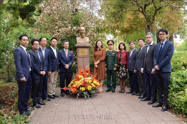 81 năm Cách mạng Tháng Tám và Quốc khánh 2/9: Dâng hoa tưởng niệm Chủ tịch Hồ Chí Minh tại Pháp