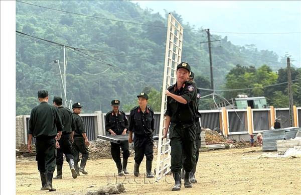Những màu áo xanh trên công trường xây dựng trường học vùng biên