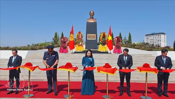 Inauguration du monument du Président Ho Chi Minh à Bichkek