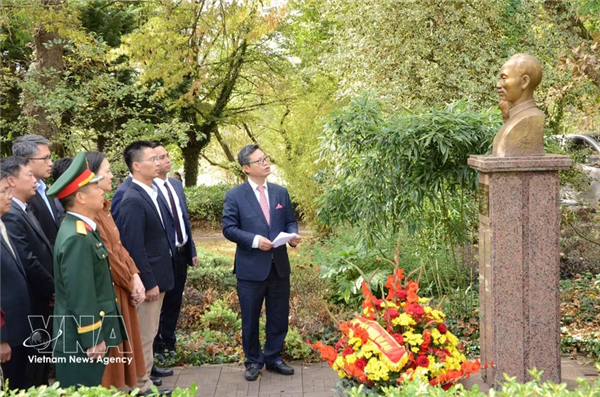 八月革命与九·二国庆81周年：旅法越南人向胡志明主席献花