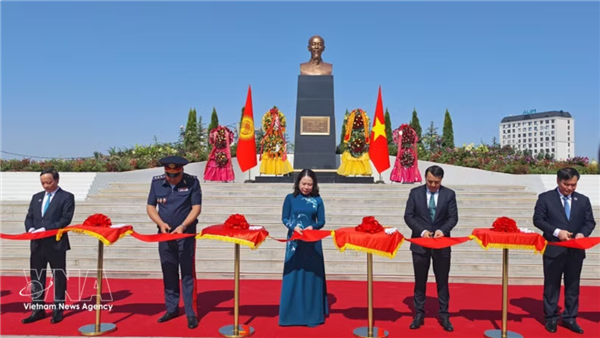 Inauguration du monument du Président Ho Chi Minh à Bichkek