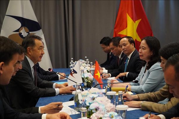 Vice President holds bilateral meetings, meets Vietnamese community in Kyrgyzstan