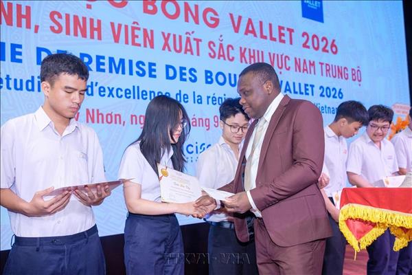Trao 314 học bổng Vallet tiếp sức học sinh, sinh viên xuất sắc miền Nam Trung Bộ