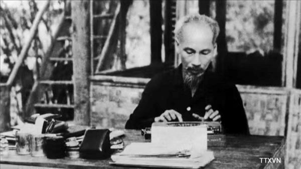 ホー・チ・ミン主席の遺志を継ぎ、国づくりを前へ
