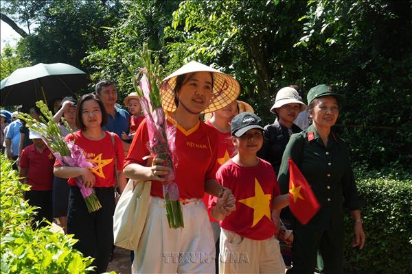 Những đóa sen thành kính dâng Người trong ngày Tết Độc lập