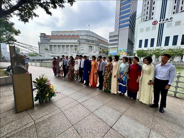 81 năm Cách mạng Tháng Tám và Quốc khánh 2/9: Người Việt tại Singapore dâng hoa tưởng niệm Chủ tịch Hồ Chí Minh