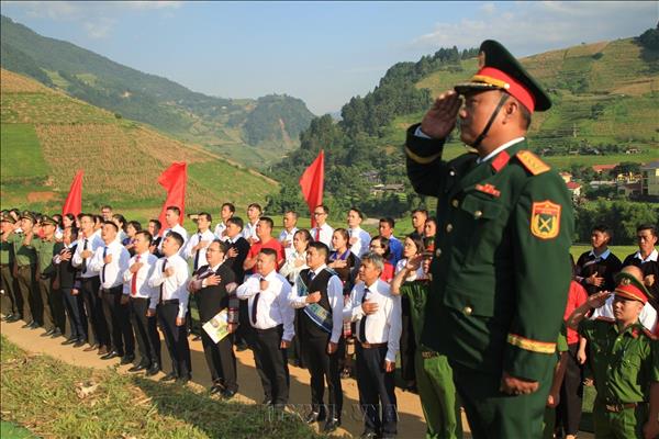 Cờ đỏ sao vàng tung bay trên mùa vàng no ấm