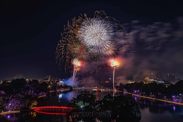 Hanoï resplendit sous les feux dartifice de la Fête nationale
