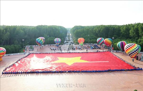 Ca Mau célèbre la Fête nationale avec le plus grand drapeau national en tissu du Vietnam