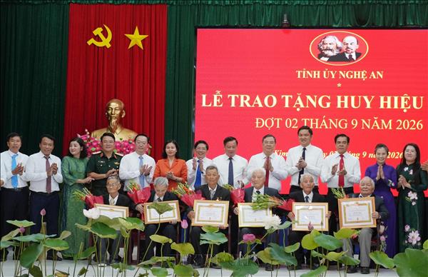 Phó Thủ tướng Thường trực Phạm Gia Túc trao Huy hiệu Đảng cho 6 đảng viên tại xã Kim Liên, Nghệ An