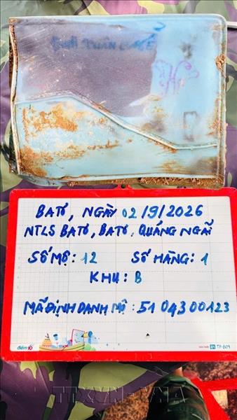 Quảng Ngãi: Tìm thấy album có ảnh chân dung và ví da tên Đinh Xuân Mễ trong mộ liệt sĩ