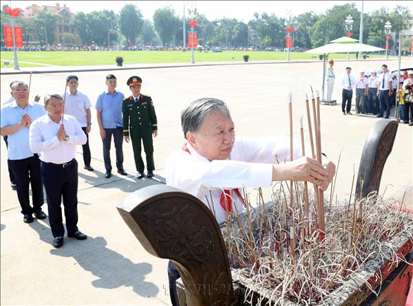 Tổng Bí thư, Chủ tịch nước Tô Lâm dâng hương tưởng nhớ Chủ tịch Hồ Chí Minh tại Hà Nội