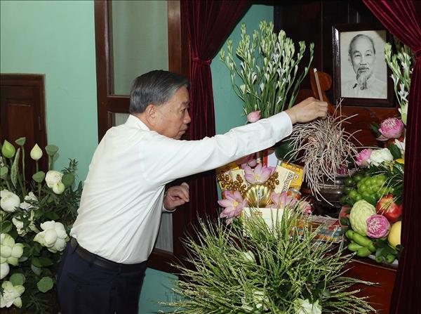 Fête nationale : le dirigeant To Lam rend hommage au Président Ho Chi Minh à Hanoï
