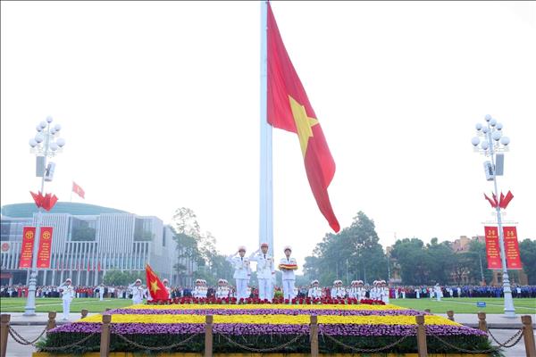 Solemne ceremonia de izamiento de la bandera en la plaza Ba Dinh con motivo del Día Nacional