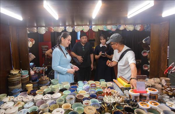 Aldea alfarera Bat Trang preserva su tradición al ritmo de tecnología