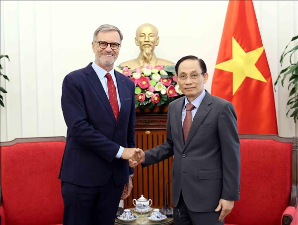 Bộ trưởng Ngoại giao Lê Hoài Trung tiếp Đại sứ Pháp tại Việt Nam chào từ biệt
