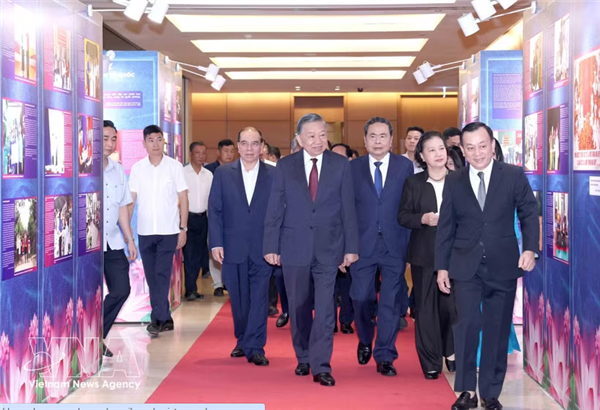  Des exemples simples mais nobles , une exposition en hommage au Président Ho Chi Minh