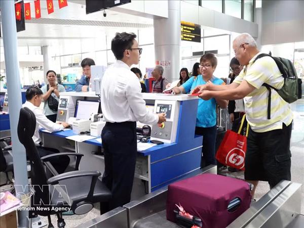 Laéroport de Lien Khuong accueille son premier vol international depuis sa réouverture