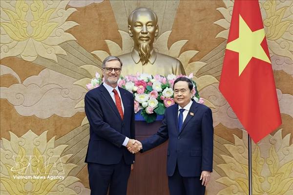 Le plus haut législateur reçoit lambassadeur de France au Vietnam