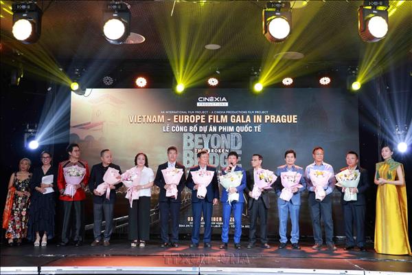 Beyond the Broken Bridge - câu chuyện người Việt xa quê tìm về nguồn cội