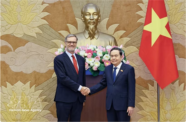 Le plus haut législateur reçoit lambassadeur de France au Vietnam