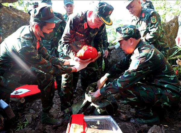 Kiểm tra công tác tìm kiếm hài cốt liệt sĩ, tổ chức lấy mẫu xác định danh tính