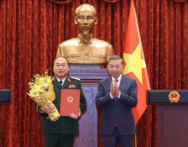 Tổng Bí thư, Chủ tịch nước Tô Lâm trao Quyết định thăng Quân hàm Thượng tướng cho Phó Tổng Tham mưu trưởng Quân đội nhân dân Việt Nam Lê Quang Đạo