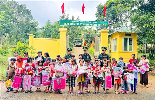 Bộ đội Biên phòng đồng hành cùng học sinh vùng biên trước thềm năm học mới