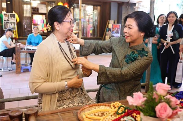 越共中央总书记、国家主席苏林夫人与缅甸总统夫人参观万福丝绸村