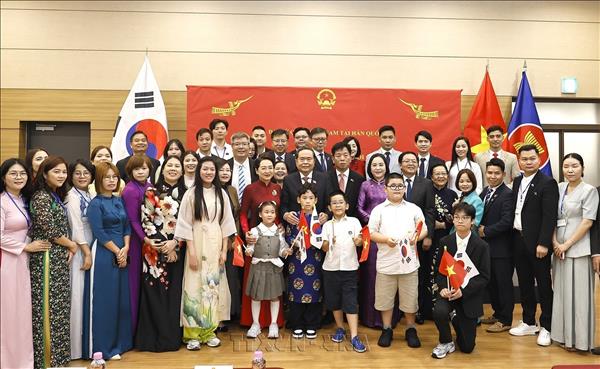 NA President meets Vietnamese community in RoK