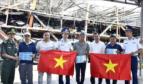 Đến tận tàu, tận nhà ngư dân để tuyên truyền chống khai thác IUU
