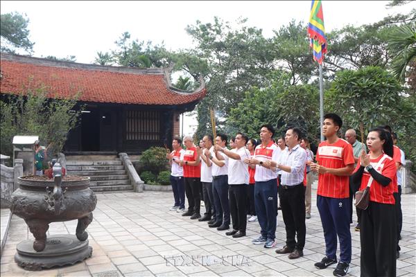 Đội tuyển điền kinh Việt Nam dâng hương tưởng niệm các Vua Hùng
