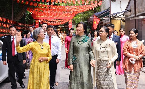 Les épouses des dirigeants To Lam et Min Aung Hlaing visitent le village de la soie de Van Phuc