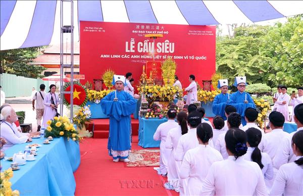 Cầu siêu tưởng niệm các Anh hùng liệt sĩ tại Công viên Lê Thị Riêng