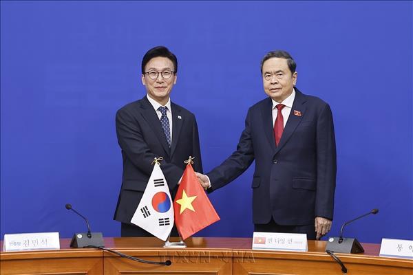 Le président de lAN Tran Thanh Man rencontre le président du Parti démocrate de Corée