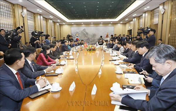 Vietnamese NA President holds talks with RoK counterpart