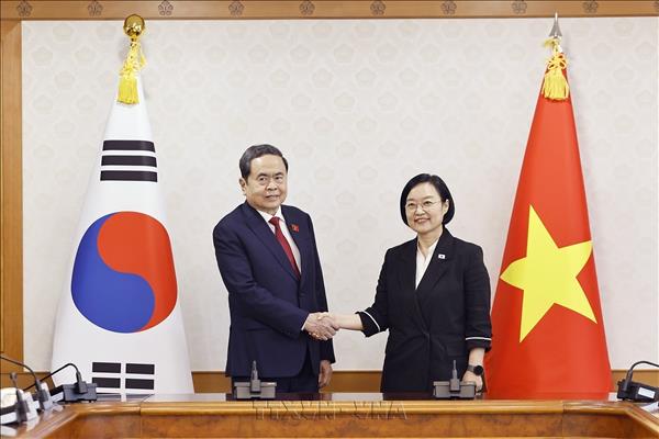 Entrevue entre le président de lAssemblée nationale du Vietnam et la Première ministre sud-coréenne