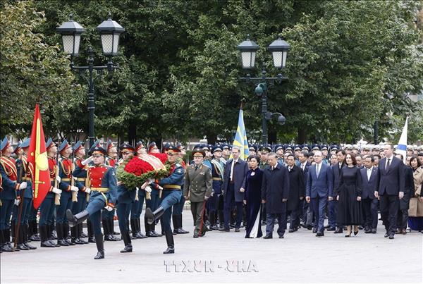 Генсек, Президент То Лам возложил цветы к памятнику Президенту Хо Ши Мину и Могиле Неизвестного Солдата в Российской Федерации