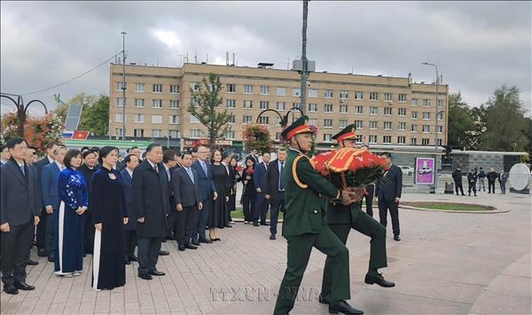 越共中央总书记、国家主席苏林在胡志明主席雕像和无名烈士墓前敬献鲜花