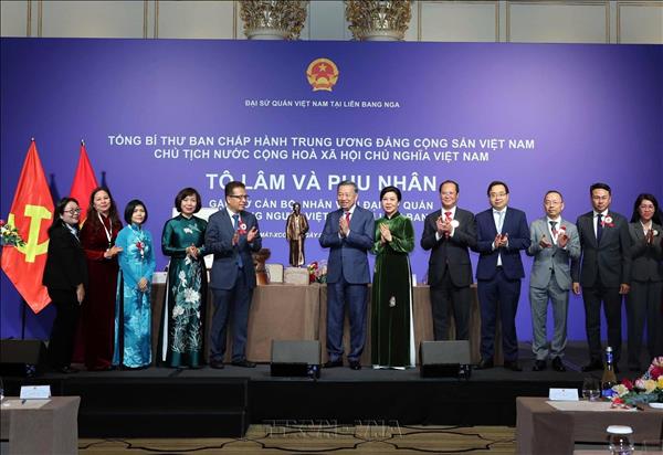 Le secrétaire général du Parti et président Tô Lâm rencontre la communauté vietnamienne en Russie
