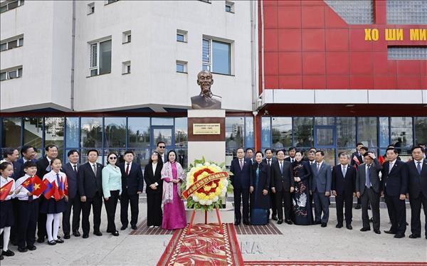 越南国会主席陈青敏参访蒙古国以胡志明主席命名的学校