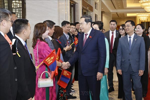 越南国会主席陈青敏会见旅居蒙古国越南人代表