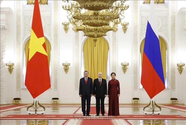 Le président russe Vladimir Poutine préside la cérémonie daccueil du haut dirigeant Tô Lâm