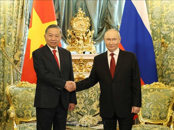 Russian President chairs welcome ceremony for top Vietnamese leader