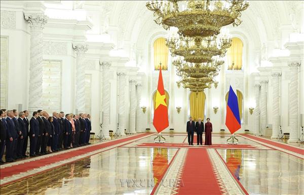 Presidente ruso preside ceremonia de bienvenida a máximo dirigente vietnamita
