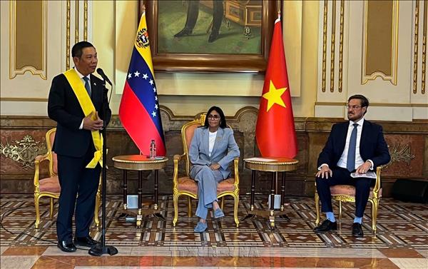 Embajador vietnamita recibe la Orden Francisco de Miranda de Primera Clase de Venezuela