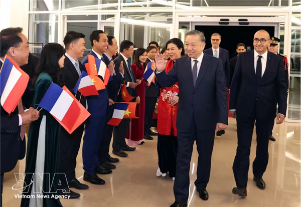 To Lam entame sa visite officielle en France et participe au Sommet international sur lespace à Paris