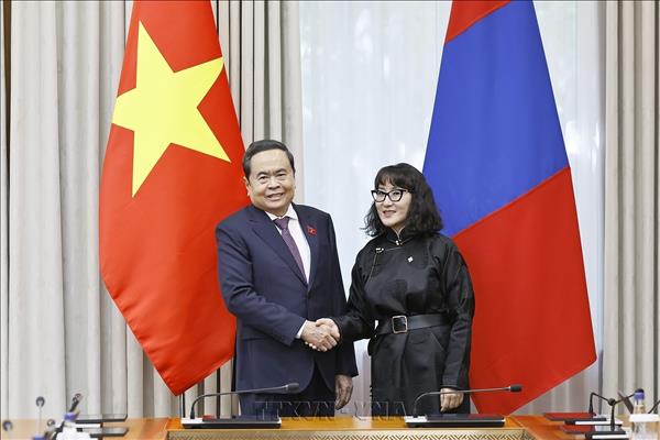 Titular del Legislativo vietnamita recibe a presidenta del Grupo Parlamentario de Amistad Mongolia-Vietnam